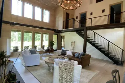 Image de The Tobacco Barn Home - Secluded Lake View Home on over 500 acre estate