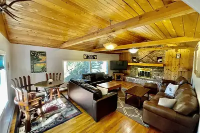 Image de The Dam Overlook  • 3 Min Walk to the Lake • Hot Tub • Game Room