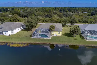 Image de Total Retreat - Two Living Rooms, Awesome Lake View - close Beaches & Shopping