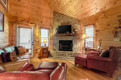 Image de Charming cabin with private hot tub, high-speed WiF & central Ac - dog-friendly