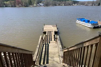 Image de Lake front house with private boat dock and breathtaking view of the lake