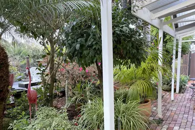 Image de Separate & Self contained apartment in beautiful tropical garden close to beach.