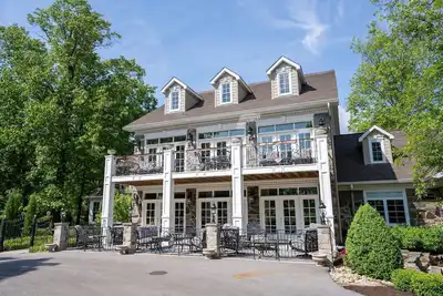Image de Beautiful Home with Hot Tub, Community Pool, and Screened in Porch