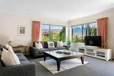 Image de Secluded & Cosy - 5min to Town