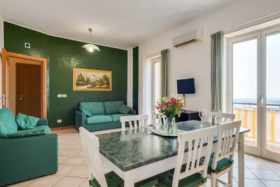 Image de Roomy and Bright Apartment with Balconies x6