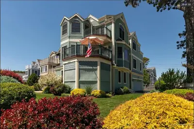 Image de Modern beach house across the street from Moody Beach