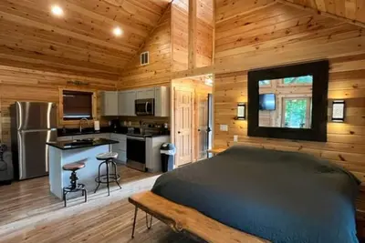 Image de Cozy Cabin for up to 6 guests - Hocking Hills - Hot Tub - Fire Ring - Wifi