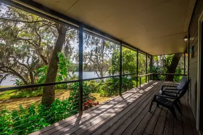 Image de ☆Spacious Waterfront Oasis☆ Private Dock & Balcony