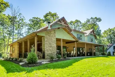 Image de Off the Deep End | Lake Access, Hot Tub!