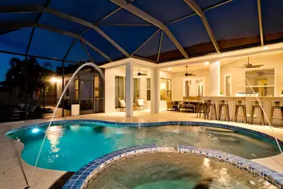Image de Luxury 4 Br/3ba Waterview Home w/ Pool + Spa with work space