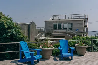 Image de Charming Beach Cottage Steps from beach with delightful ocean views