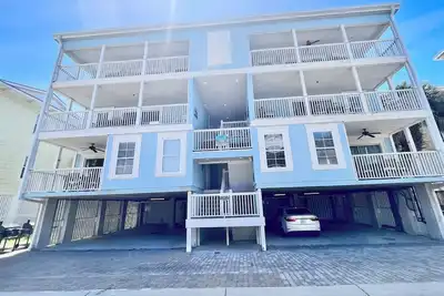 Image de Elevator, Pets Welcome >5 min walk to Beach & Dining!