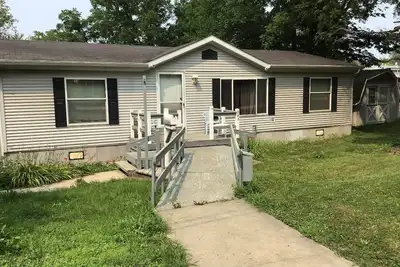 Image de Entire 3 Bedroom House + Huge Wooded Yard