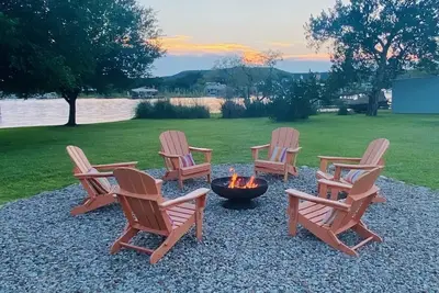 Image de Green Lakeside Retreat!