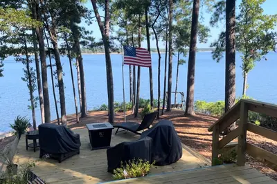 Image de Eagles Point! Incredible Private Waterfront 3. 5 acres. Long range water views!