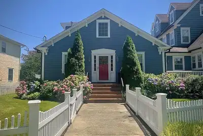 One Block To Beach - Center of Town - 4 bedroom