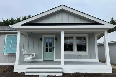 Image de 104 Bradley Lane - Newly renovated in-town beauty!