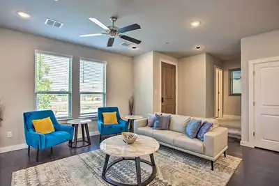 Image de 3 Mi to Historic Dtwn: McKinney Townhome