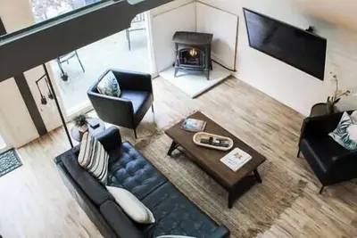 Image de Modern A-frame, Large Deck, 5 Min walk to Main st.