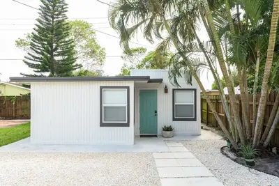 Image de Little Cottage by the Pine Tree - 5 mins from Fll Airport & Cruise Port