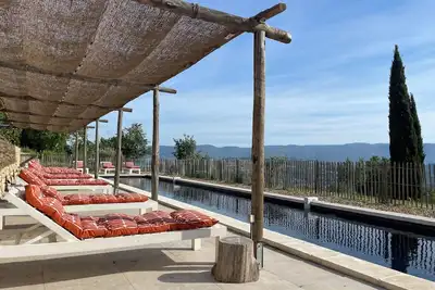 Image de Grande Bastide provençale au coeur du Luberon, vue panoramique.