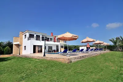 Image de Impressive Large Villa, Huge Pool, Large Garden, Quiet area, Coral bay Paphos