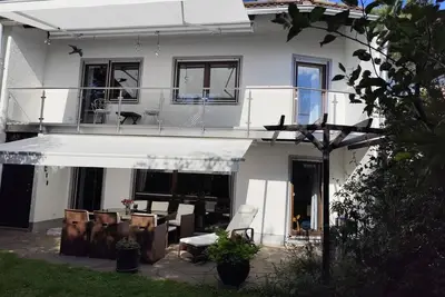 Image de Elegant terraced house, with bikes near the lake, children at least 6 a old