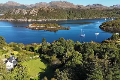 Image de Tranquil modern home, stunning sea and mountain views, private shoreline access.