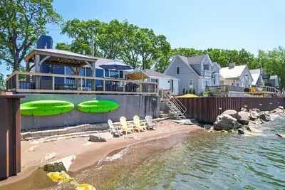 Image de Beach, Hot Tub, Kayaks, Sunsets and Moon lit Lakehouse!