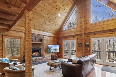 Image de Rustic Modern Log Cabin Tucked in Woods