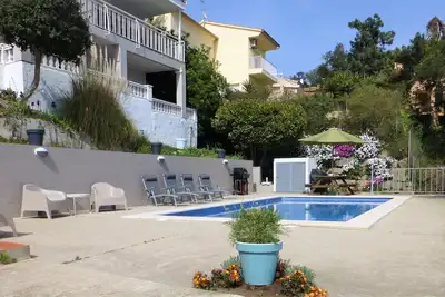 Image de Maison avec vue spectaculaire sur la mer, piscine privée, parking et wifi.