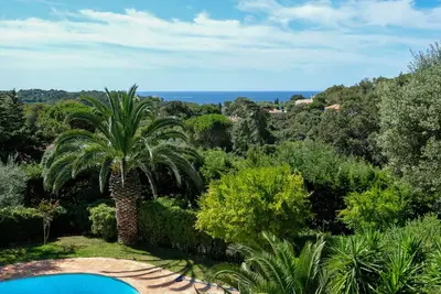 Image de Villa 300m2  avec vue mer. 16 personnes. Proche St Tropez, Ramatuelle et plages