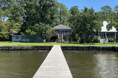 Image de Lovely Bayfront Home with your own pier.