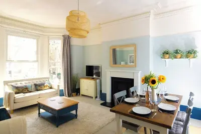 Image de Seaside retreat with king bed, bunks & sofa bed – perfect for families & friends!