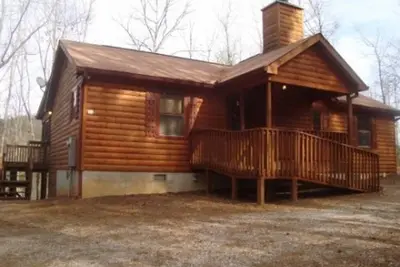 Image de Come Relax! This 2/2 log cabin with a hot tub sits high in the mountains