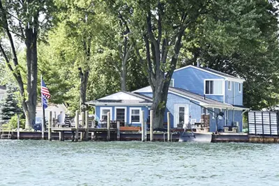 Image de Relaxing Waterfront Getaway with Hot Tub