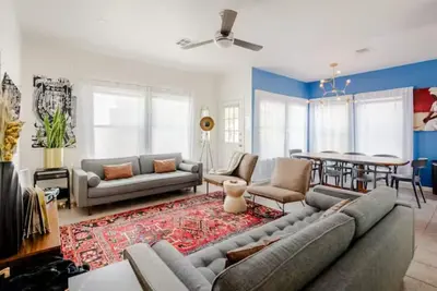 Image de 5 mins to best of Atx, Stocked kitchen, 4br 2. 5ba, Backyard, Grill, yard games