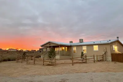 Image de Spectacular Unobstructed City and Mountain Views! !