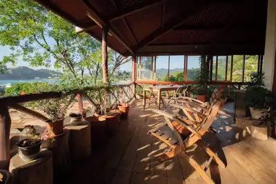 Image de 2 bedroom, 2 bath, rustic house: great deck with bayview; 300m to citycenter