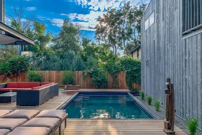 Image de Modern, Art-filled, Downtown Oasis with Pool and Bocce - 3 blocks to Pearl St -