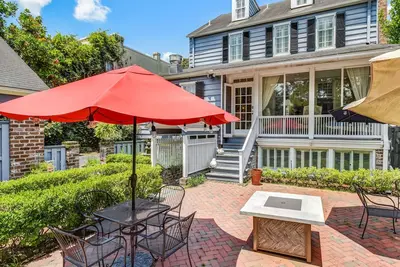Image de Historic Home Overlooking Emmet Park! | Heated Pool Access | By Southern Belle Savannah