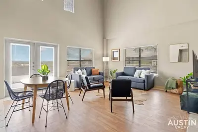 Image de Sleeps 12 - Spacious West Campus Apt w Huge Patio!