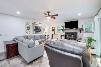 Image de Beaver Lake Getaway w/ 2 Decks, Grill, & Views!