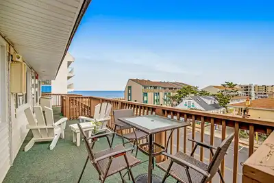 Image de Beach & Bright Oceanfront Condo W/ Fast WiFi, Patio, Beach Access & More