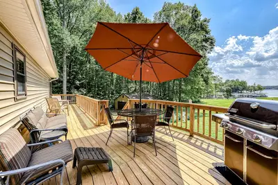 Image de 5br Dog-Friendly Lakefront Haven with Game Room, Starlink & Private Dock
