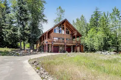 Image de High-end ski-in/ski-out getaway with fast WiFi, large deck & more
