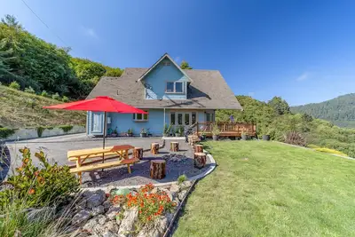 Image de Custom home overlooking Redwood Creek Valley - hot tub, furnished deck & firepit