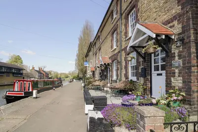 Image de 4 Canalside Cottages, pet friendly, with a garden in Roade