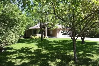 Image de Quiet Country Living Convenient City Amenities