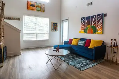 Image de Noir Loft•5min→Downtown•King•Full Kitchen•Self Check-In